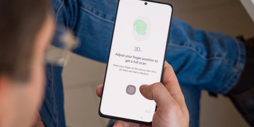 Apple-doesnt-seem-too-impressed-with-Galaxy-S21s-new-and-improved-in-display-fingerprint-reader