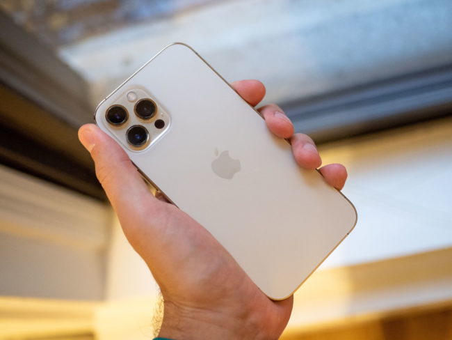 iphone-12-pro-max-gold-in-hand-back-2560×1920