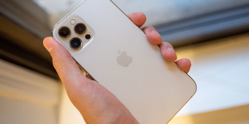 iphone-12-pro-max-gold-in-hand-back-2560×1920