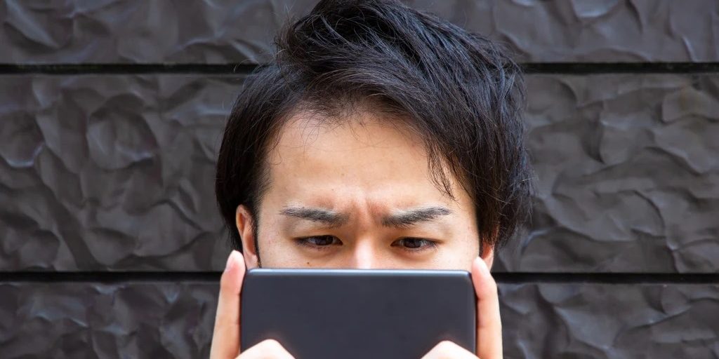 190718-better-man-mobile-phone-se-1235p