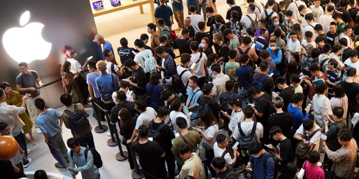 People-are-rushing-to-buy-iPhones-ahead-of-Trumps-tariffs