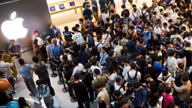 People-are-rushing-to-buy-iPhones-ahead-of-Trumps-tariffs